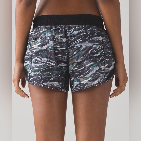 LULULEMON Hotty Hot Short (Long  4")
Mini Sweatr Multi Black / Black - Picture 3 of 11